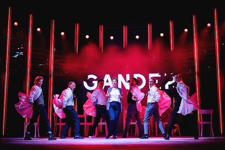  Wietske van Tongeren als Pilotin Beverly mit gestrandeten und sexy Teilnehmern eines Kardiologenkongress  -Ensemble München-Premiere von „Come From Away“  im Deutschen Theater  (@Foto: Marie Liebig) 